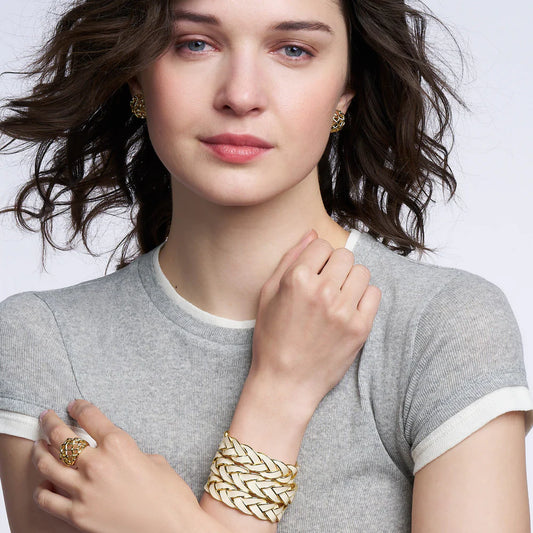 VENUS - Adjustable enamel braids cloisonne cuff in gilded brass. Color : White Sand
